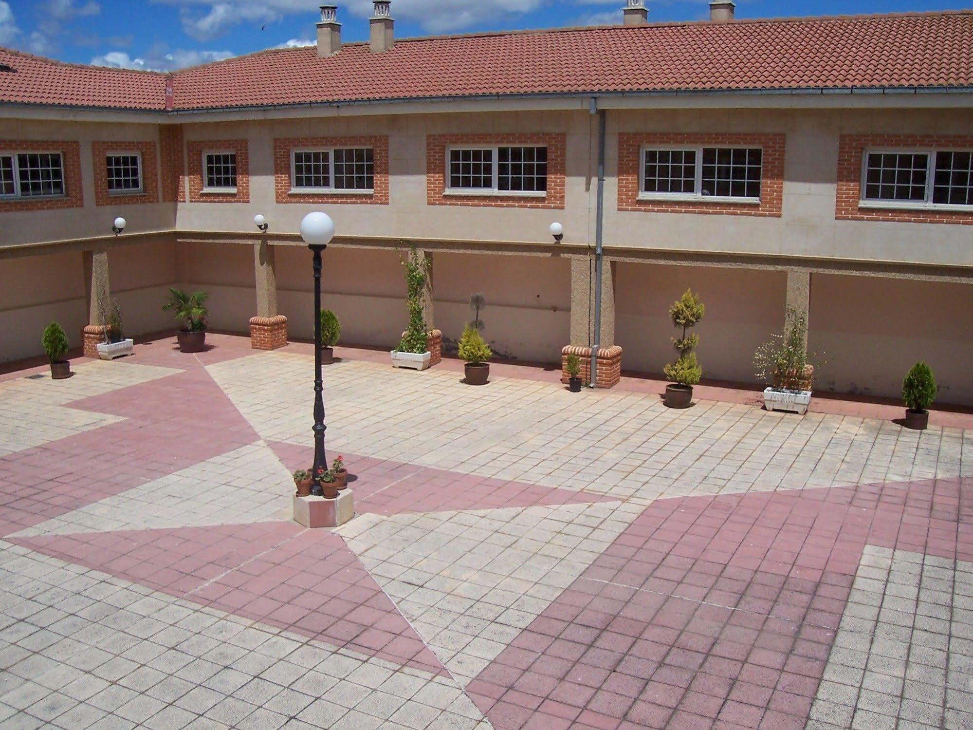 Mlc Benavente Hotel Exterior foto